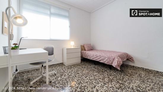 Enorme habitación con escritorio en un apartamento de 4 dormitorios, Camins al Grau - VALENCIA