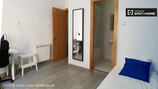 Habitación soleada con calefacción en un apartamento de 10 dormitorios, Barri Gòtic - BARCELONA