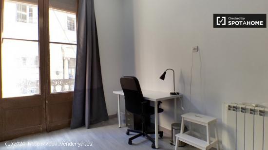 Habitación soleada con calefacción en un apartamento de 10 dormitorios, Barri Gòtic - BARCELONA