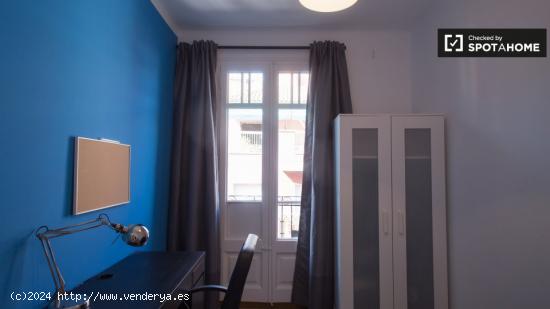 Habitación luminosa con balcón en un apartamento de 4 dormitorios, Poble Sec - BARCELONA