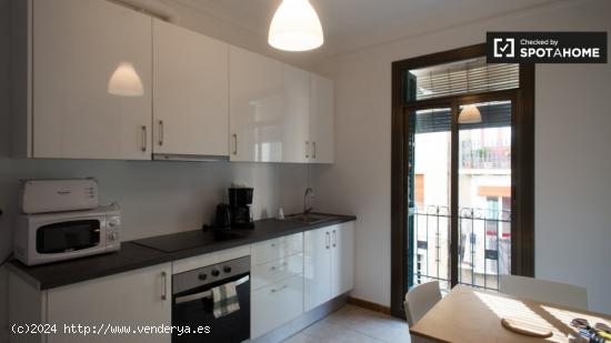 Habitación soleada con ventana con vista a la calle en un apartamento de 4 dormitorios, Poble Sec -