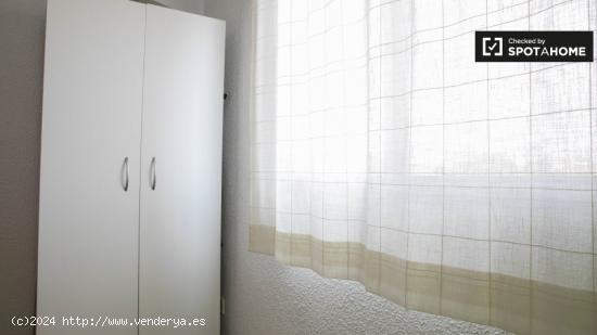 Dormitorio con ventana con vista a la calle en un apartamento de 3 dormitorios, Jesús - VALENCIA