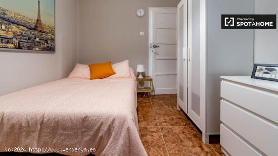 Cómoda habitación con armario independiente en el apartamento de 6 dormitorios, Extramurs - VALENC