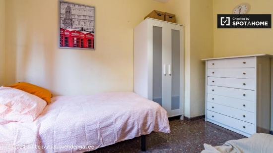 Habitación luminosa con armario independiente en un apartamento de 5 dormitorios, Algirós - VALENC