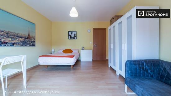 Acogedora habitación con balcón en un apartamento de 3 dormitorios, Jesús - VALENCIA