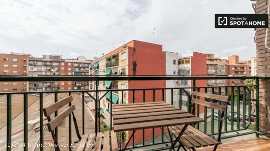 Acogedora habitación con balcón en un apartamento de 3 dormitorios, Jesús - VALENCIA