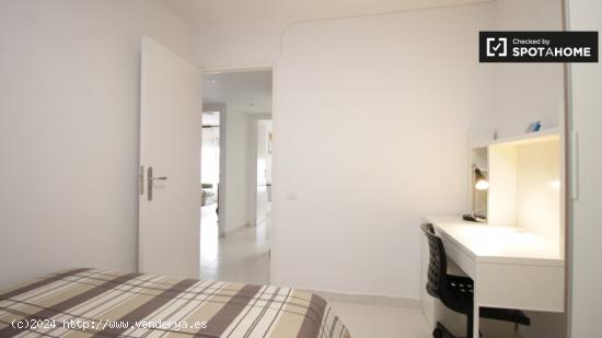 Habitación enorme con cómoda en el apartamento de 2 dormitorios, Sant Martí - BARCELONA