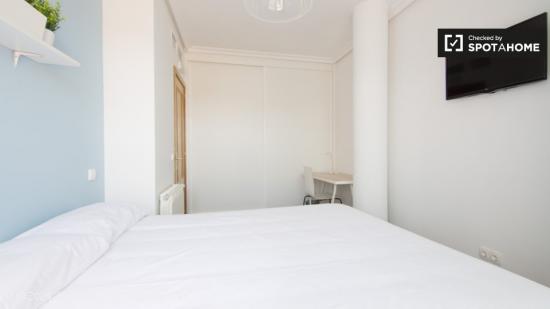 Habitación equipada con escritorio en un apartamento de 5 dormitorios, Delicias - MADRID