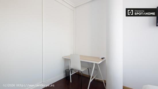 Habitación equipada con escritorio en un apartamento de 5 dormitorios, Delicias - MADRID