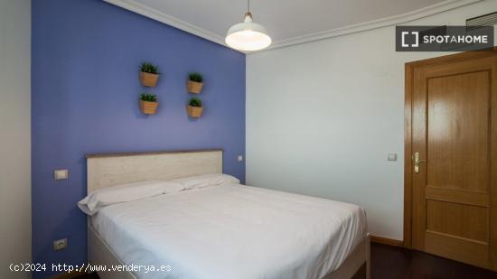 Habitación enorme con cómoda en un apartamento de 5 dormitorios, Delicias - MADRID