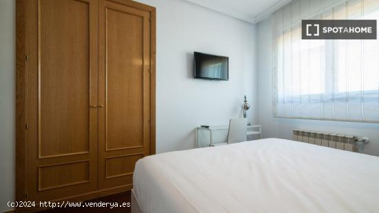 Habitación enorme con cómoda en un apartamento de 5 dormitorios, Delicias - MADRID