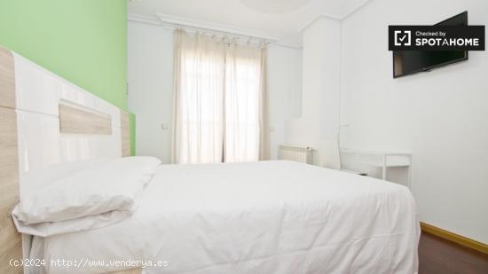 Habitación elegante con parejas permitidas en un apartamento de 5 dormitorios, Delicias - MADRID