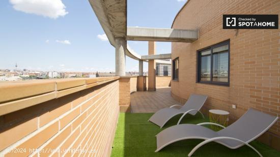 Habitación luminosa con aire acondicionado en un apartamento de 5 dormitorios, Delicias - MADRID