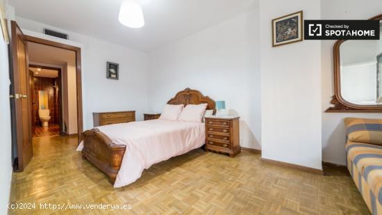 Habitación luminosa con llave independiente en apartamento de 6 dormitorios, Algirós - VALENCIA