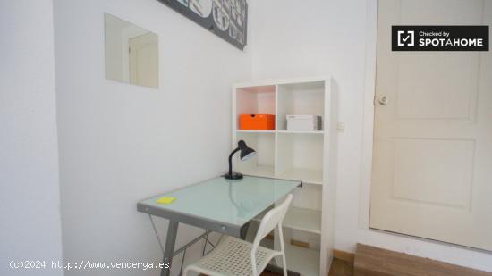 Amplia habitación en un apartamento de 6 dormitorios, Algirós - VALENCIA