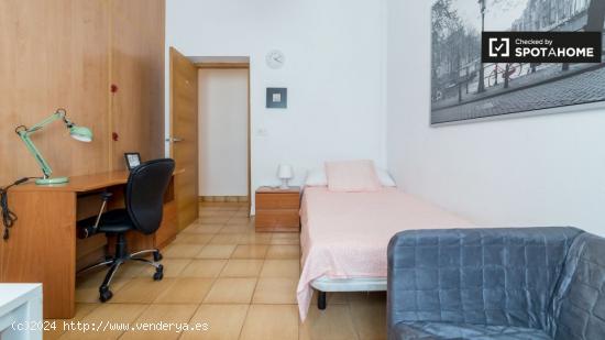 Habitación amueblada con escritorio en un apartamento de 6 dormitorios, Camins al Grau - VALENCIA