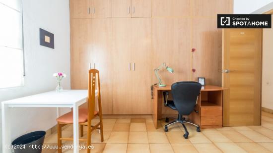 Habitación amueblada con escritorio en un apartamento de 6 dormitorios, Camins al Grau - VALENCIA