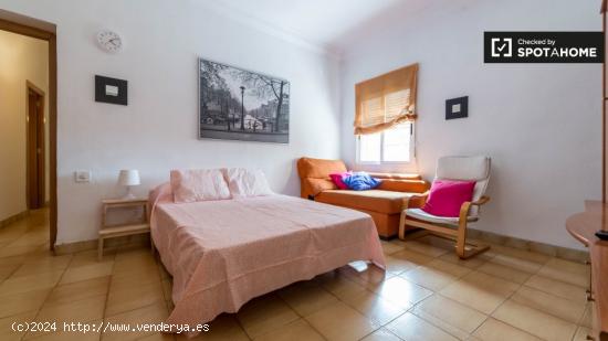 Habitación amueblada con escritorio en un apartamento de 6 dormitorios, Camins al Grau - VALENCIA