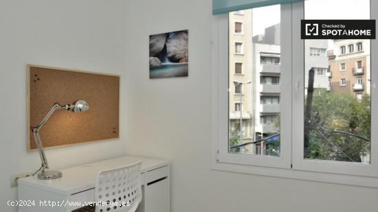 Amplia habitación con llave independiente en el apartamento de 4 dormitorios, Gracia - BARCELONA