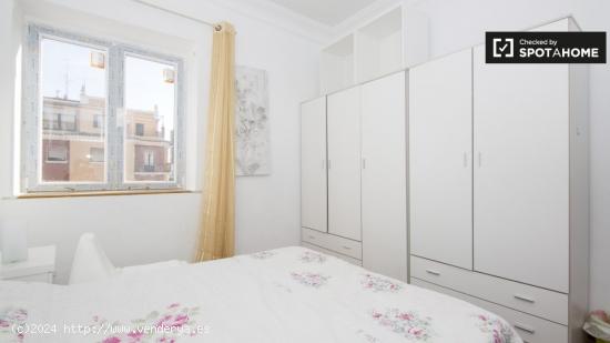 Gran habitación con estanterías en un apartamento de 4 dormitorios, Retiro - MADRID