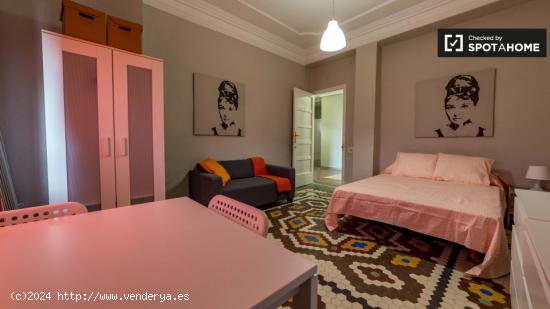 Habitación amueblada con escritorio en un apartamento de 8 dormitorios, La Saïdia - VALENCIA