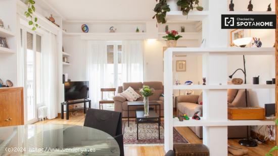 Habitación luminosa en apartamento de 3 dormitorios en Retiro - MADRID