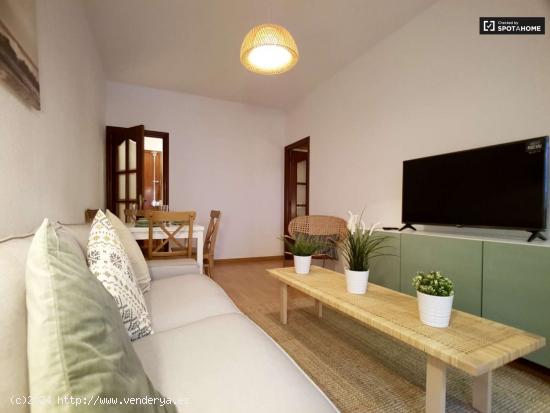  Encantador apartamento de 3 dormitorios con balcón en alquiler en Poble Sec - BARCELONA 