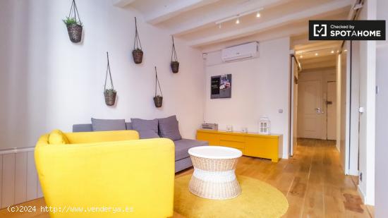 Elegante apartamento de 2 dormitorios con balcón en alquiler en El Raval, cerca del metro Paral·le