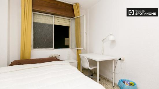 Cómoda habitación en un apartamento de 5 dormitorios en Centro - GRANADA