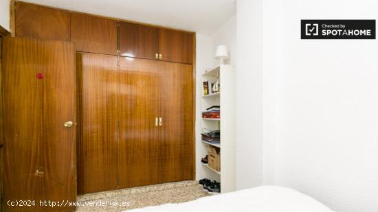 Cómoda habitación en un apartamento de 5 dormitorios en Centro - GRANADA