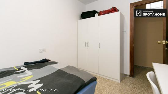 Habitación soleada con cama doble en alquiler en Centro - GRANADA