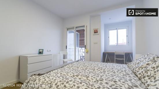 Amplia habitación en un apartamento de 5 dormitorios en L'Eixample - VALENCIA