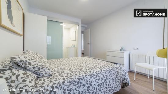 Amplia habitación en un apartamento de 5 dormitorios en L'Eixample - VALENCIA