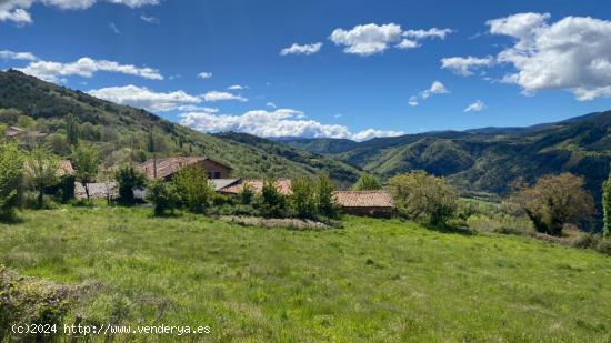 Gran Casa con terreno para rehabilitar en pueblo tranquilo del pirineo - HUESCA