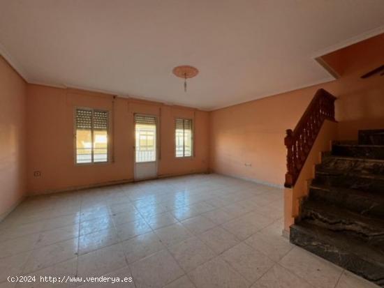 CASABANCO VENDE  VIVIENDA  DE CUATRO DORMITORIOS EN MORALEJA. - CACERES