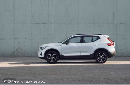 Volvo XC40 XC40 Plus, B3 Mild hybrid, Gasolina, Dark de 2024 con 8 Km por 40.900 EUR. en Granada