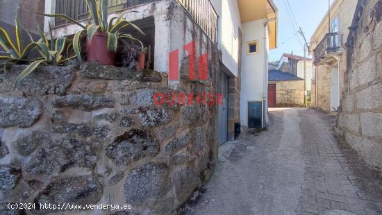 CASA DE PIEDRA CON PATIO Y TERRAZA CON BUENAS VISTAS EN LA ZONA DE CASTRELO. - ORENSE