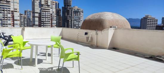 SE VENDE ATICO DE DOS DORMITORIOS CON TERRAZA DE 70 METROS EN BENIDORM LEVANTE - ALICANTE