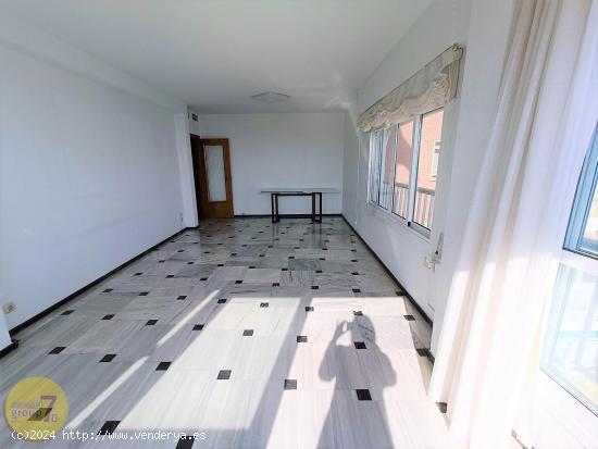 SE VENDE PISO DE 3 DORMITORIOS EN PRIMERA LINEA DE LEVANTE. WWW.SEVENDGROUP.COM - ALICANTE