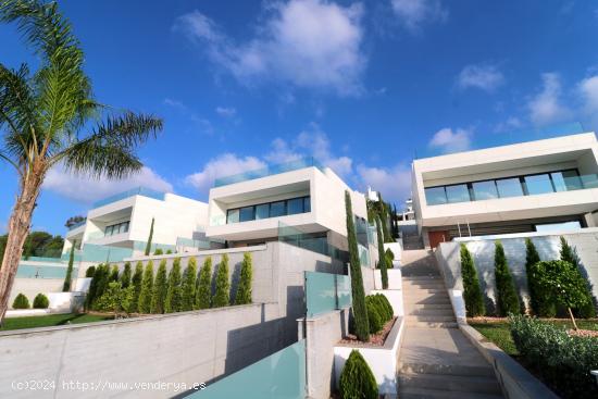 VILLA DE LUJO MODERNA CON VISTAS AL MAR EN ALCUDIA - BALEARES