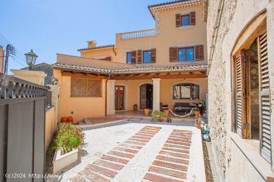 CASA DE PUEBLO CON VISTAS PANORÁMICAS A LA MONTAÑA COMPLETAMENTE REFORMADA - BALEARES