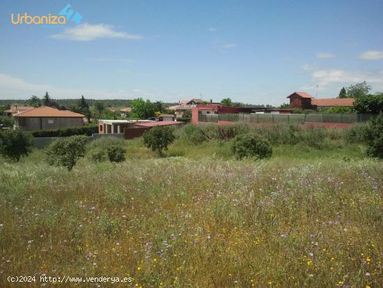 PARCELA RUSTICA EN LA URBANIZACION LAS ROZAS DE 1250MTRS MUY CERCA DE BADAJOZ - BADAJOZ