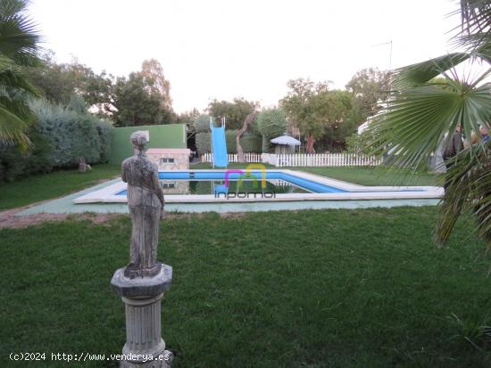 ENCANTADORA CASA RÚSTICA CON PISCINA Y AMPLIO TERRENO EN MANANTÍO, BADAJOZ 🌳🏡 - BADAJOZ