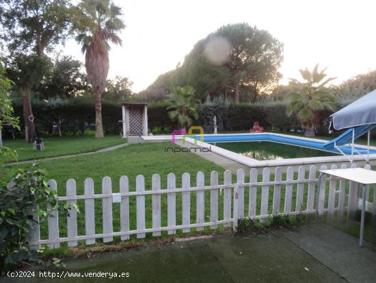 ENCANTADORA CASA RÚSTICA CON PISCINA Y AMPLIO TERRENO EN MANANTÍO, BADAJOZ 🌳🏡 - BADAJOZ