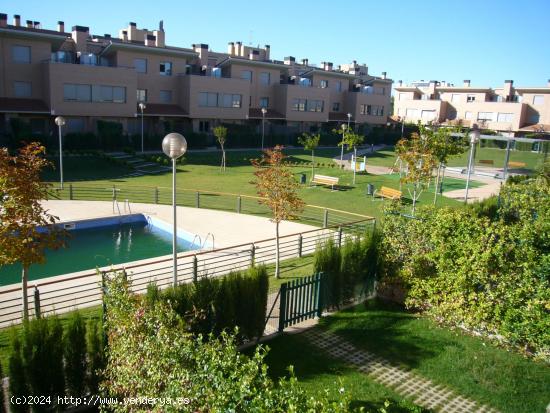 Venta de Adosado en Miralbueno en urbanización con piscina - ZARAGOZA