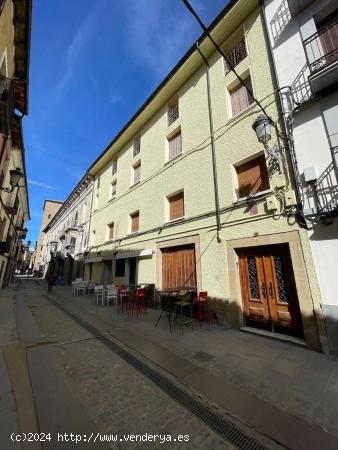 VENTA DE EDIFICIO CENTRICO EN JACA - HUESCA