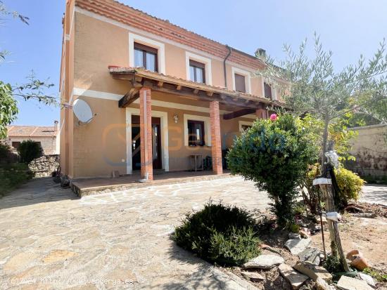  ESTUPENDO CHALET en PEDRAZA en el barrio RADES DE ABAJO(SEGOVIA) con 4 DORMITORIOS y PATIO PRIVADO - 