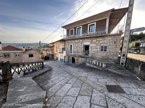 Casa con Vivienda y Bar montado con licencia. BUS URBANO. (Ayto. Ourense) - ORENSE