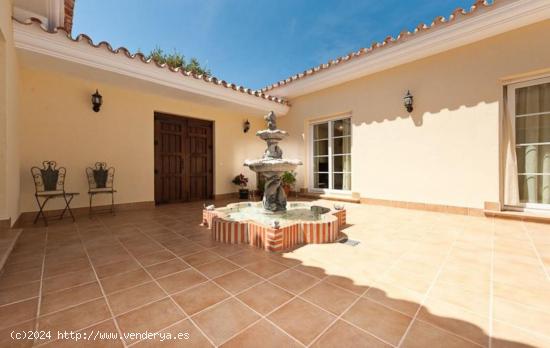 Preciosa villa de en una planta ubicada en una urbanización cerrada a solo 5 minutos de Lauro Golf.