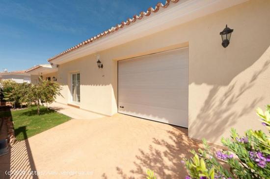 Preciosa villa de en una planta ubicada en una urbanización cerrada a solo 5 minutos de Lauro Golf.